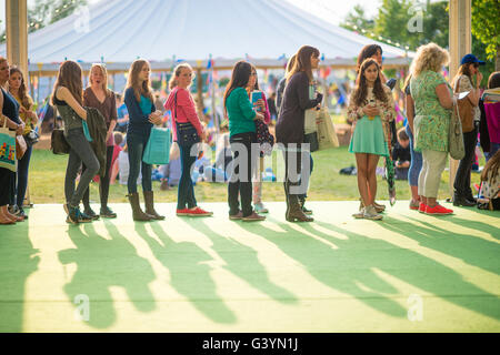 Warteschlangen warten in der Schlange für die Buchhandlung: Besucher Besucher amüsieren sich auf dem Heu-Festival der Literatur und der Künste, Hay on Wye, Powys, Wales UK, Mai 2016 Stockfoto