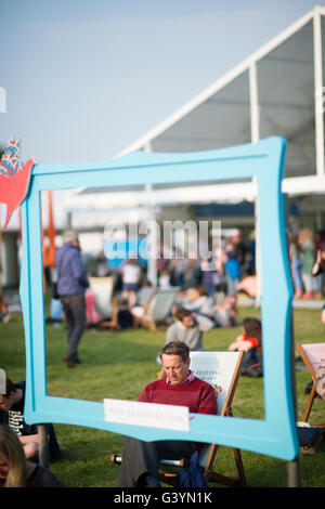 Besucher Besucher amüsieren sich in die warmen Sonnenstrahlen am Hay Festival der Literatur und Kunst, Hay on Wye, Powys, Wales UK, Mai 2016 Stockfoto