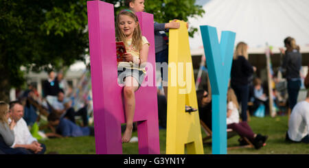 Besucher Besucher amüsieren sich mit eines der großen Zeichen auf dem Heu-Festival der Literatur und Kunst, Hay on Wye, Powys, Wales UK, Mai 2016 Stockfoto