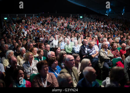 Menschen in einem der wichtigsten Pavillons Besuch Besucher amüsieren sich auf dem Heu-Festival der Literatur und Kunst, Hay on Wye, Powys, Wales UK, Mai 2016 Stockfoto