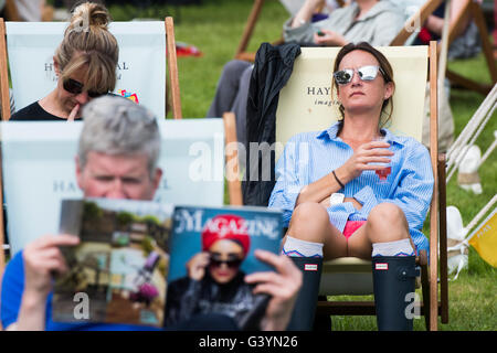 Besucher Besucher amüsieren sich in die warmen Sonnenstrahlen am Hay Festival der Literatur und Kunst, Hay on Wye, Powys, Wales UK, Mai 2016 Stockfoto