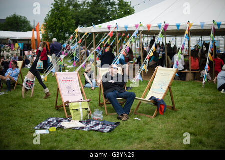 Besucher Besucher amüsieren sich in die warmen Sonnenstrahlen am Hay Festival der Literatur und Kunst, Hay on Wye, Powys, Wales UK, Mai 2016 Stockfoto