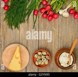 Gesunde Lebensmittel (Gemüse, Käse, Ei, saure Sahne) auf alten Holztisch. Ansicht von oben. Stockfoto