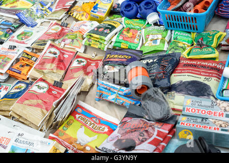 Reihen von russischen Pflanzennährstoffe und Schädlingsbekämpfung zum Verkauf an einen lokalen Marktstand Stockfoto