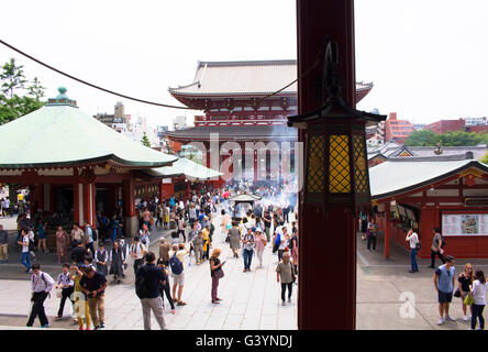 Tokio - Mai 2016: Menschen besuchen Heiligtum der Senso-Ji in Asakusa am 1. Juni 2016 Stockfoto