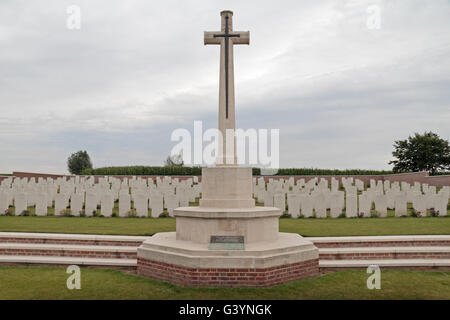 Kreuz des Opfers und Grabsteine in der CWGC Kemmel Nr. 1 Französisch Friedhof, Poperingestraat, West-Flandern, Belgien. Stockfoto