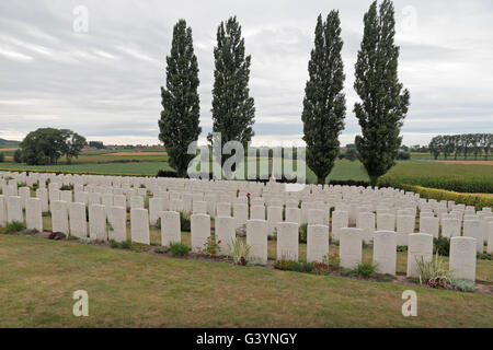 Grabsteine in der CWGC Klein Vierstraat British Cemetery, Kemmel, West-Flandern, Belgien. Stockfoto