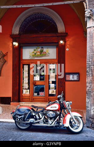 Harley-Davidson Motorrad geparkt auf der Straße in Bologna, Emilia-Romagna, Italien, Europa Stockfoto