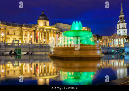 Die National Gallery und dem Trafalgar Square in der Nacht in London Stockfoto