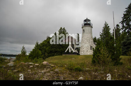 Presque Isle Leuchtturm. Der alte Presque Isle Leuchtturm am entfernten Ufer des Lake Huron. Stockfoto