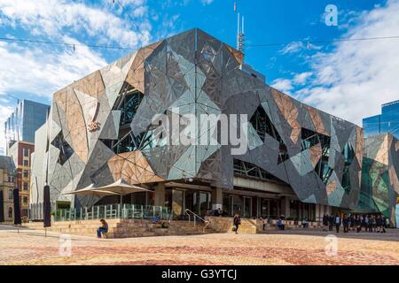 Außerhalb des Gebäudes SBS, Federation Square in der Stadt von Melbourne, Australien Stockfoto