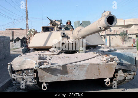 Ein US-Marine prüft die Umgebung in einem M1A1 Abrams Kampfpanzer Turm aufhalten. Stockfoto