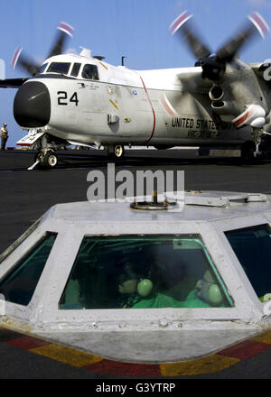 Eine C-2A Greyhound bereitet sich auf Start. Stockfoto