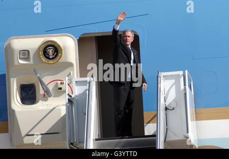 Präsident George Bush winkt zum Abschied wie er Randolph Air Force Base, Texas fährt. Stockfoto