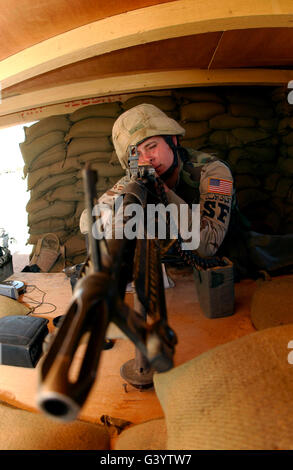 Airman mans ein m-60 Maschinengewehr. Stockfoto