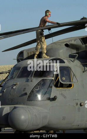 Fachmann überprüft das Faltsystem in einem Helikopter MH-53J Pave Low III. Stockfoto