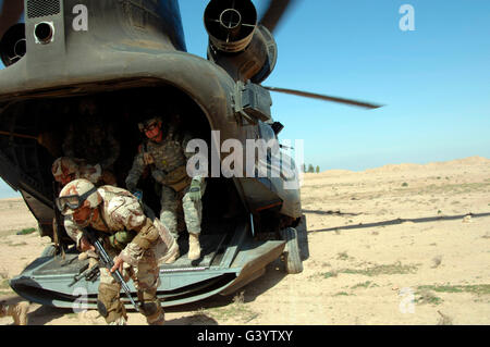 Soldaten der US Army von Bord einen CH-47 Chinook-Hubschrauber. Stockfoto