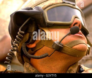 US Army Captain schaut aus seinem Geschützturm. Stockfoto