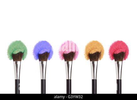 Make-up Pinsel mit Pulver. Kosmetik-Stiftung, Wange und Lidschatten Farben. Stockfoto