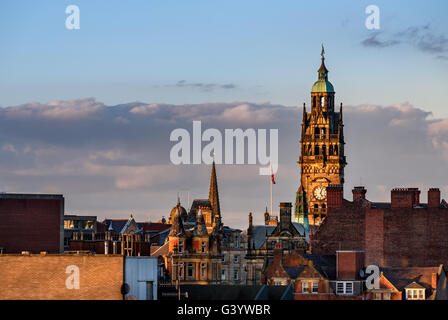 Uhrturm am ehemaligen Rathaus im Stadtzentrum von Sheffield, England Stockfoto