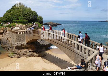 Kleine Brücke am Rocher du Basta in Biarritz in Frankreich Stockfoto