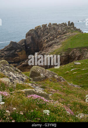 Schroffe Felsen an Gwennap Kopf in cornwall Stockfoto