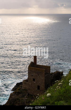 Sonnenuntergang über der Krone Maschinenhäuser auf Botallack Stockfoto