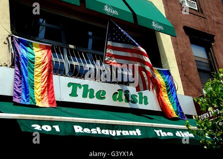 New York City: Das Gericht Restaurant an der 8th Avenue in Chelsea fliegt LGBT Regenbogenflaggen Stockfoto