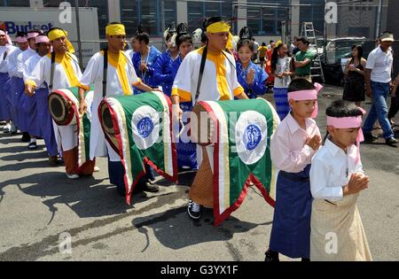 New York City: Trommler während der große Umzug am 16. jährlichen Thingyan birmanischen Wasser-Festival Stockfoto