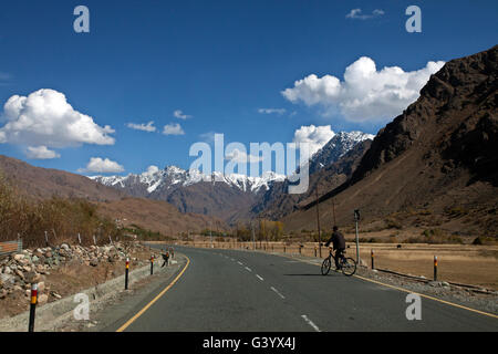 Ein Radfahrer, Radfahren in der Berg-Autobahn von Ladakh, Indien Stockfoto