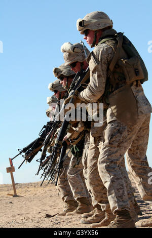 Marines erhöhen ihre M16A2 Service-Gewehre aus der Warnung in der Feuerstellung. Stockfoto