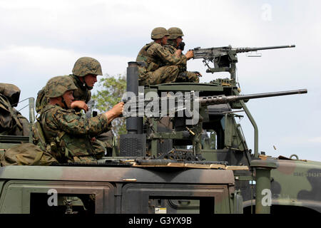 Maschine "Gunners" Feuer Maschinengewehre von oben auf der Light Armored Vehicles. Stockfoto