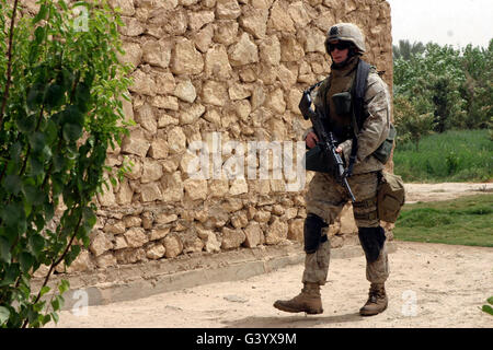 Ein Trupp automatische Waffe-MG-Schütze auf Patrouille. Stockfoto