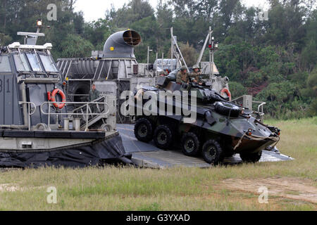 Ein Amphibienfahrzeug Angriff beendet ein Luftkissen Landungsboot. Stockfoto