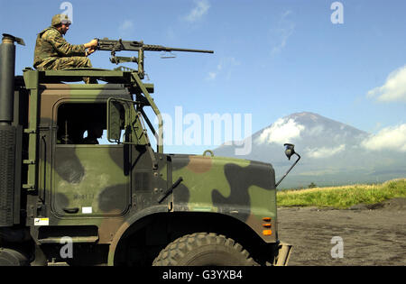 Soldat einen Überblick über die Landschaft mit einem M2 Kaliber.50 Maschinengewehr auf einem sieben-Tonnen-LKW. Stockfoto