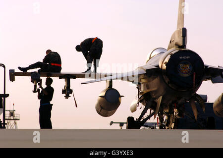 REW Chefs bereiten eine f-16 Fighting Falcon zum abheben. Stockfoto