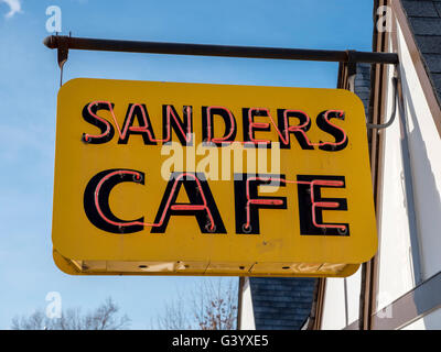 Old Neon Sign Im Sanders Cafe, Dem Ursprünglichen Geburtsort Von Kentucky Fried Chicken, Corbin Kentucky United States, Colonel Sanders First Restaurant. Logo Stockfoto