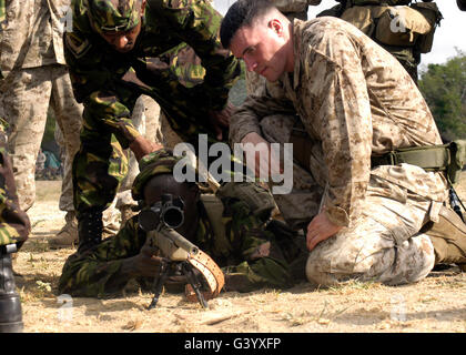 US-Marine hilft ein Mitglied die kenianische Armee die richtige Position für Scharfschützen schießen übernehmen. Stockfoto