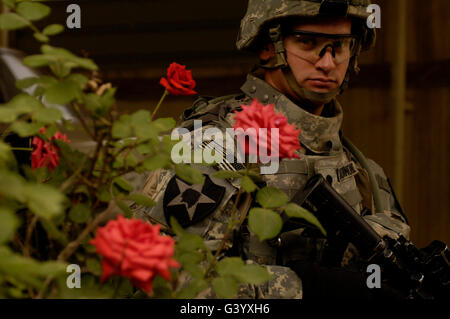 US Armee-Spezialisten sorgt für Sicherheit während einer gemeinsamen Fuß Patrouille. Stockfoto