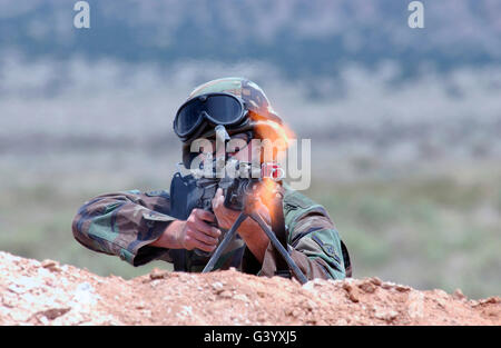 US Air Force Airman feuert eine FNMI 7,62 mm M240B Maschinengewehr. Stockfoto