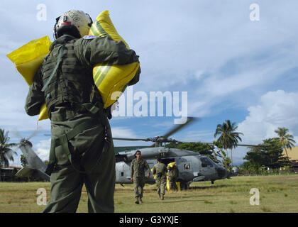 Betreiber wird Reis in einem HH - 60H Seahawk-Hubschrauber geladen. Stockfoto