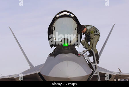 Kapitän verlässt eine f-22 Raptor. Stockfoto