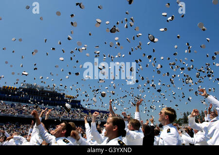 Absolventen der US Naval Academy werfen ihre Hüte in die Luft. Stockfoto