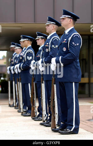 Mitglieder von der Ehrengarde warten während einer Trauerfeier 21 Salutschüsse abfeuern. Stockfoto