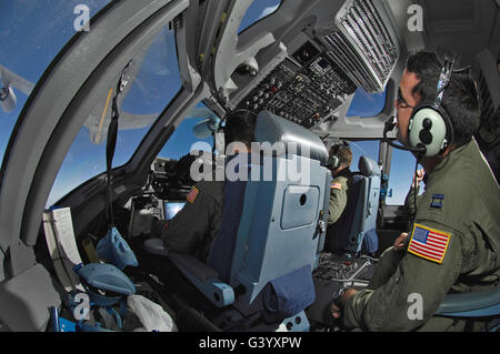 C-17 Globemaster III Besatzungsmitglieder Praxis Luftbetankung. Stockfoto