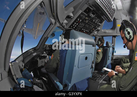 C-17 Globemaster III Besatzungsmitglieder Praxis Luftbetankung. Stockfoto