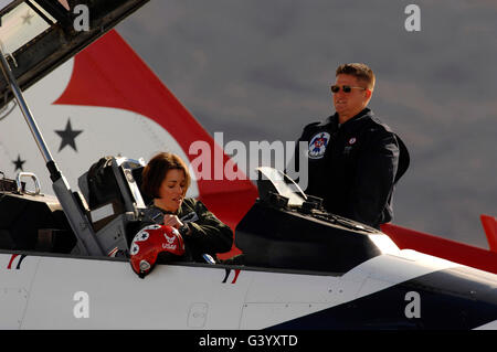 Pilot bereitet in einer f-16 Fighting Falcon auszuziehen. Stockfoto