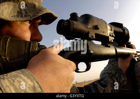 Ein Flieger drückt langsam den Abzug seiner m-24-Scharfschützengewehr. Stockfoto