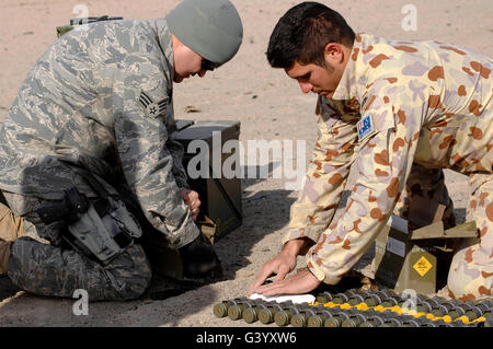 Soldaten legte sich p-4 explosives Material über Munition während einer kontrollierten Sprengung. Stockfoto