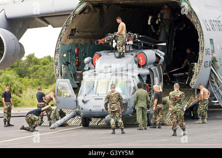 Soldaten, Hubschrauber auf einer c-5 Galaxy laden. Stockfoto